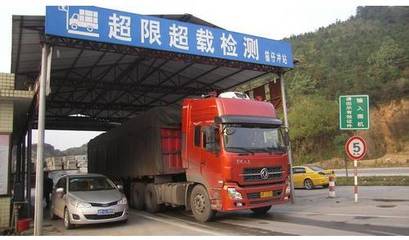 每月8次全省統一行動，重拳整治貨車超限超載，護航道路普通貨物運輸安全